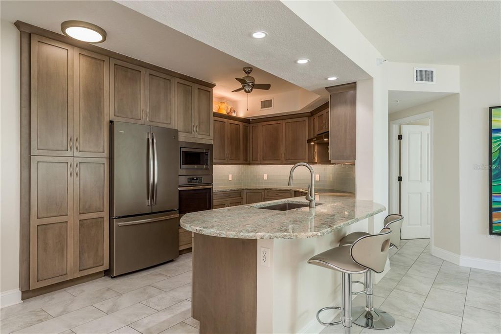 Image 13 of property listing at 1180 GULF BOULEVARD 704, Clearwater Beach, FL 33767