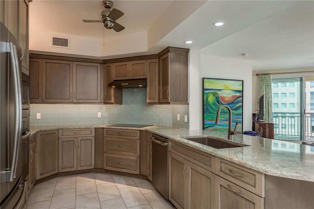 Image 14 of property listing at 1180 GULF BOULEVARD 704, Clearwater Beach, FL 33767