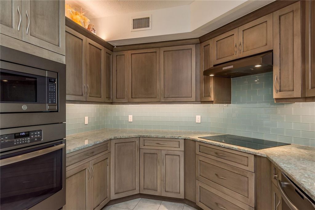 Image 15 of property listing at 1180 GULF BOULEVARD 704, Clearwater Beach, FL 33767