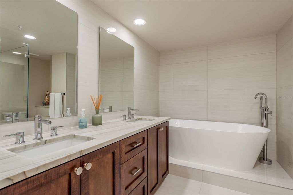 Image 19 of property listing at 1180 GULF BOULEVARD 704, Clearwater Beach, FL 33767