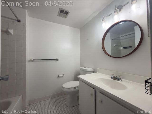 3865 Lone Pine Road 201, West Bloomfield Charter Township, MI 48323