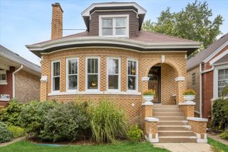 5424 W Waveland Avenue, Chicago, IL 60641