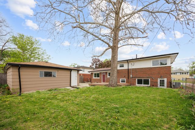 90 Peyton Drive, Chicago Heights, IL 60411