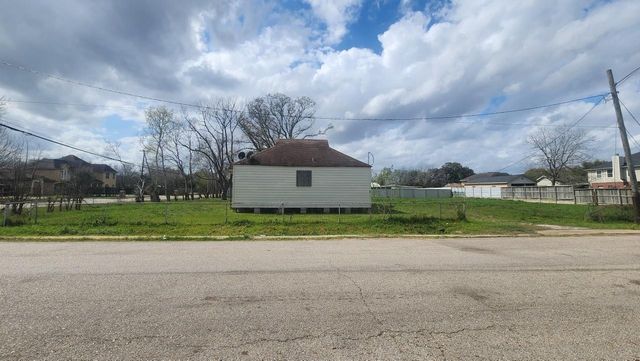 5802 Brookfield Drive, Houston, TX 77085