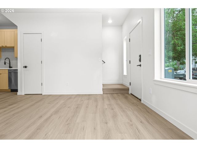 4690 N CONGRESS Ave, Portland, OR 97217