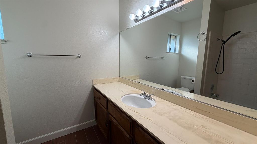 Image 18 of property listing at 5707 N Valentine Avenue # 101, Fresno, CA 93711
