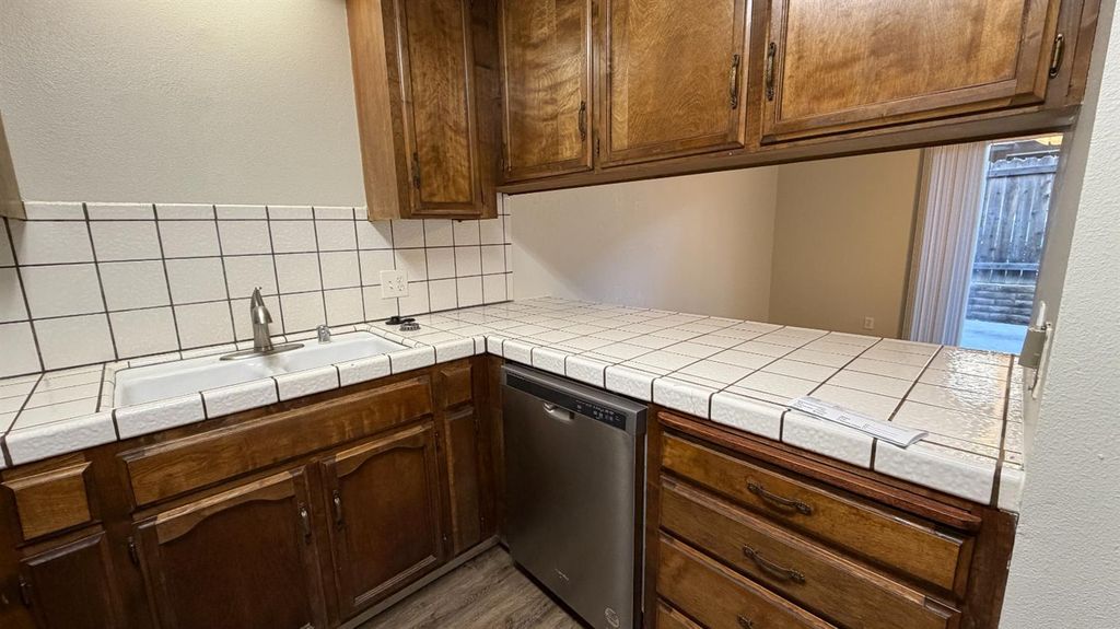 Image 9 of property listing at 5707 N Valentine Avenue # 101, Fresno, CA 93711