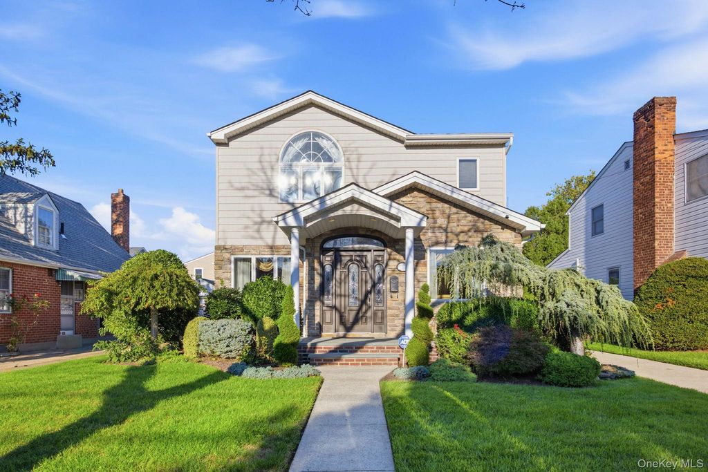154 Celler Avenue, New Hyde Park, NY 11040 — photo 2