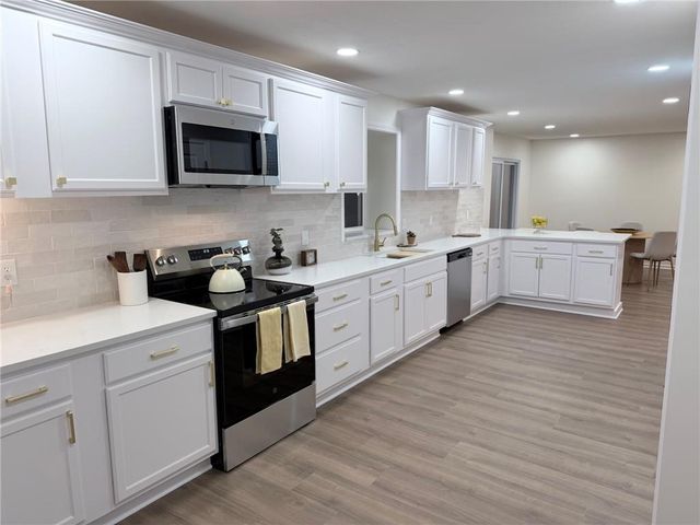 12602 Fountain Lake Drive, Grandview, MO 64030