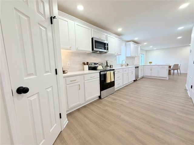 12602 Fountain Lake Drive, Grandview, MO 64030