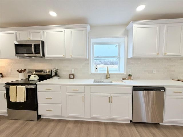 12602 Fountain Lake Drive, Grandview, MO 64030