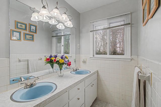 14 Skyline Drive, Essex, VT 05452