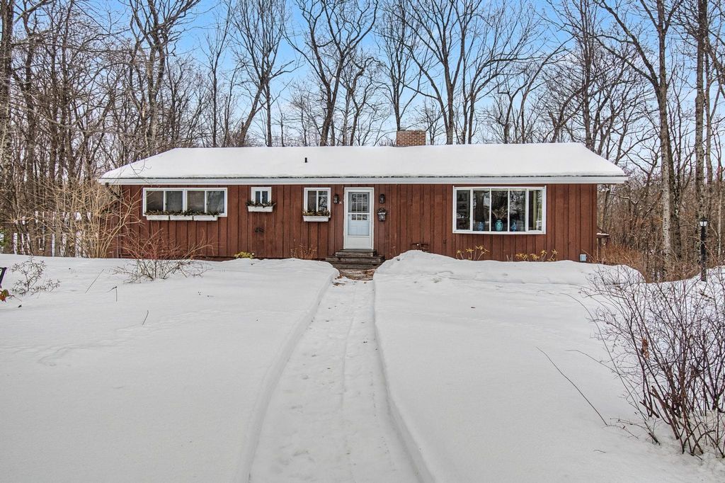 14 Skyline Drive, Essex, VT 05452