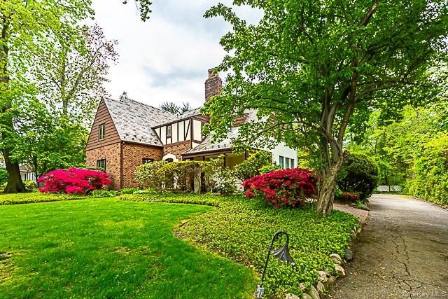 15 Mirrielees Road, Great Neck, NY 11021