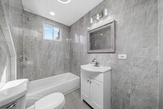 6201 S MEADE Avenue, Chicago, IL 60638