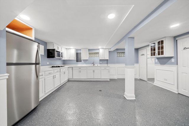 6201 S MEADE Avenue, Chicago, IL 60638