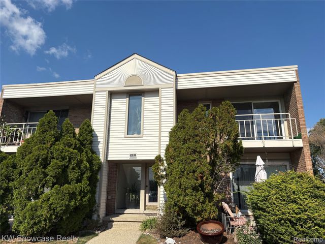 1653 Cass Lake Road D, Keego Harbor, MI 48320