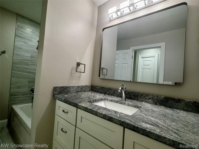 1653 Cass Lake Road D, Keego Harbor, MI 48320