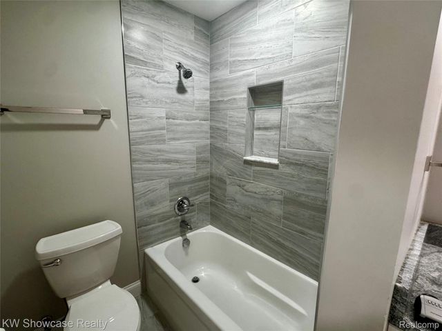 1653 Cass Lake Road D, Keego Harbor, MI 48320