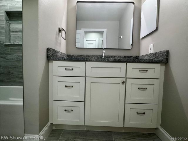 1653 Cass Lake Road D, Keego Harbor, MI 48320