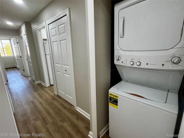 1653 Cass Lake Road D, Keego Harbor, MI 48320