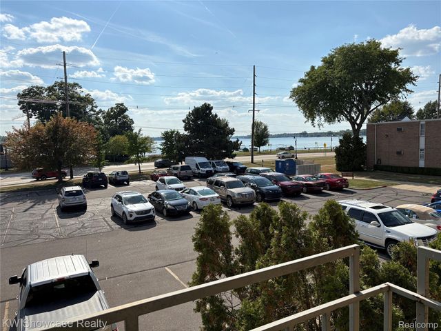 1653 Cass Lake Road D, Keego Harbor, MI 48320