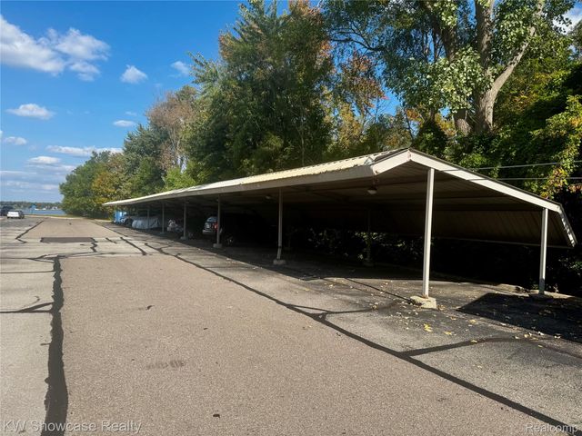 1653 Cass Lake Road D, Keego Harbor, MI 48320