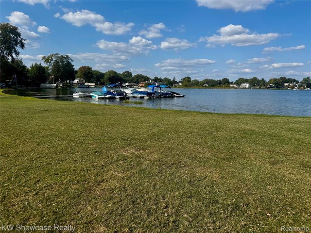 1653 Cass Lake Road D, Keego Harbor, MI 48320