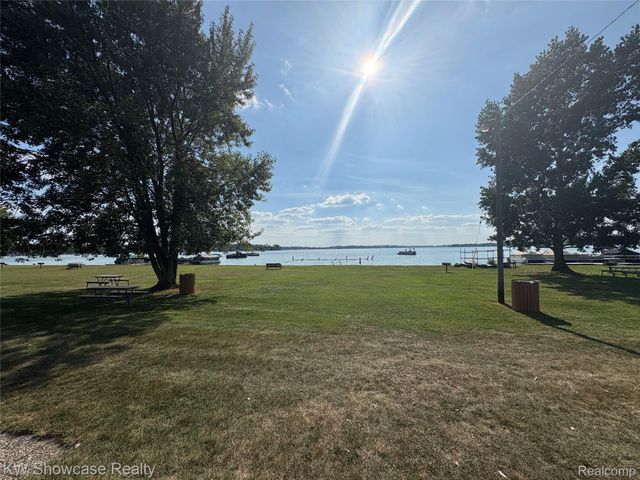 1653 Cass Lake Road D, Keego Harbor, MI 48320