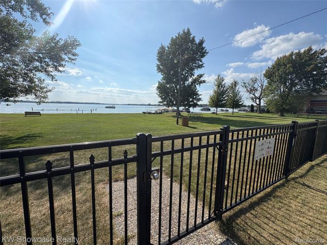 1653 Cass Lake Road D, Keego Harbor, MI 48320