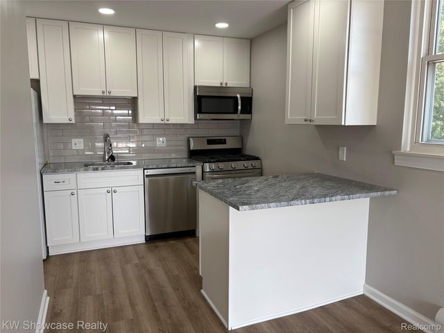 1653 Cass Lake Road D, Keego Harbor, MI 48320