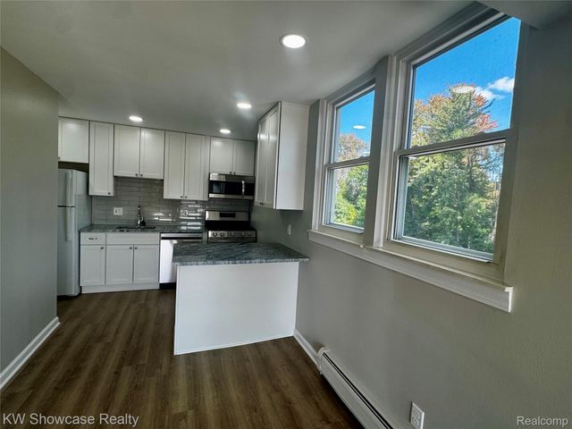 1653 Cass Lake Road D, Keego Harbor, MI 48320