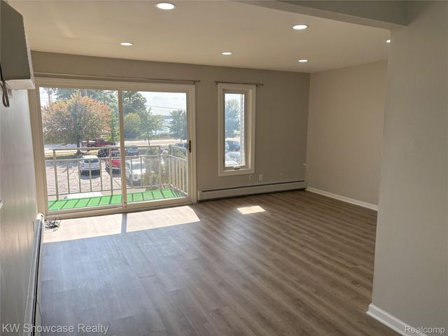 1653 Cass Lake Road D, Keego Harbor, MI 48320