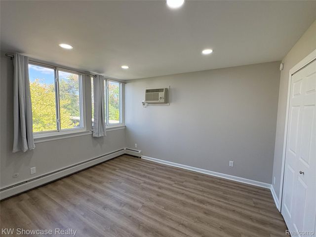 1653 Cass Lake Road D, Keego Harbor, MI 48320