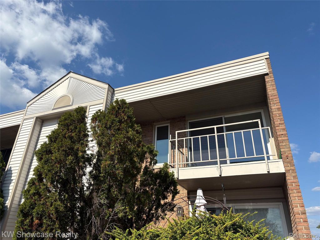 1653 Cass Lake Road D, Keego Harbor, MI 48320