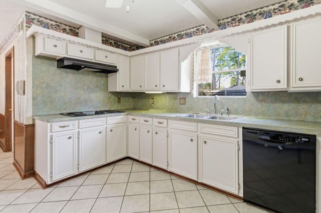 211 Shenandoah Drive, Shenandoah, TX 77381