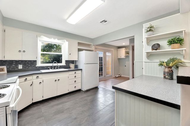 804 Columbus, Newton, KS 67114