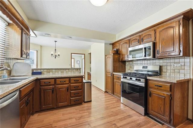 103 SW Hillcrest Lane, Lee's Summit, MO 64063