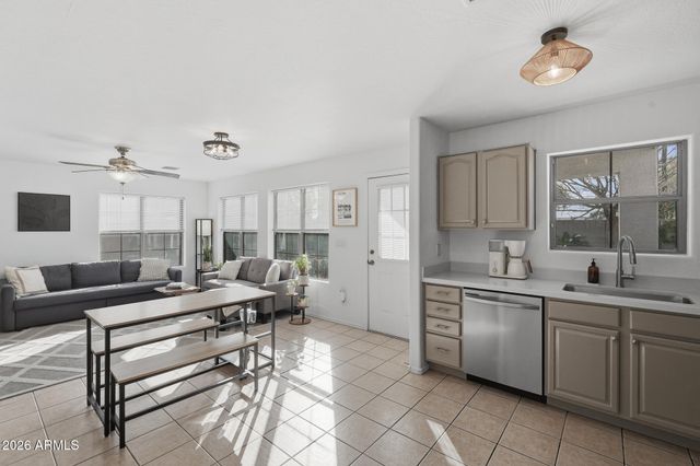 2733 E CAMBRIDGE Avenue, Phoenix, AZ 85008