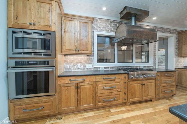 423 Lagerfield Court, Kernersville, NC 27284