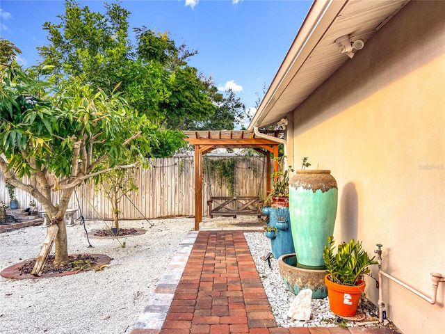 2424 WHIPPOORWILL CIRCLE, Sarasota, FL 34231