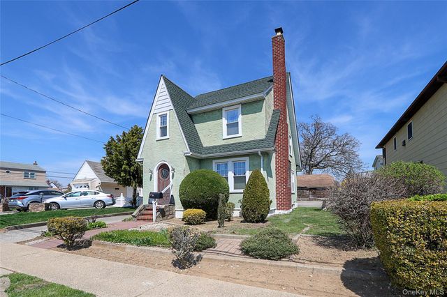 1424 Kiefer Avenue, Elmont, NY 11003