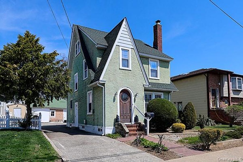 1424 Kiefer Avenue, Elmont, NY 11003