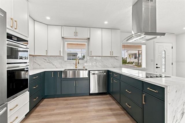 8725 THORNWOOD LANE, Tampa, FL 33615