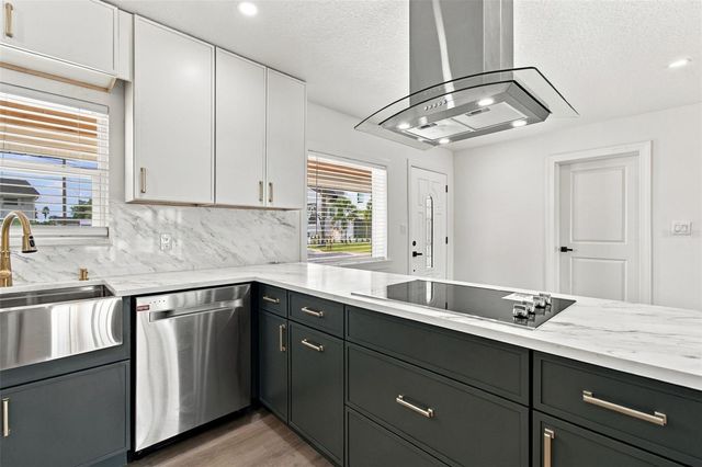 8725 THORNWOOD LANE, Tampa, FL 33615