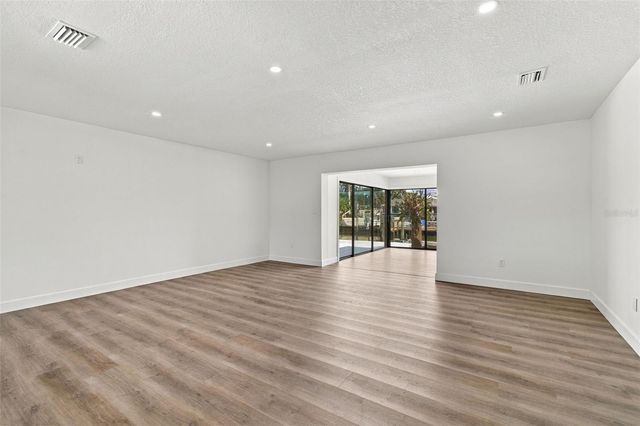 8725 THORNWOOD LANE, Tampa, FL 33615