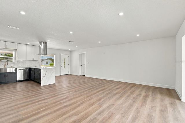 8725 THORNWOOD LANE, Tampa, FL 33615