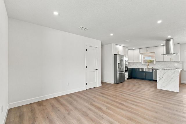 8725 THORNWOOD LANE, Tampa, FL 33615