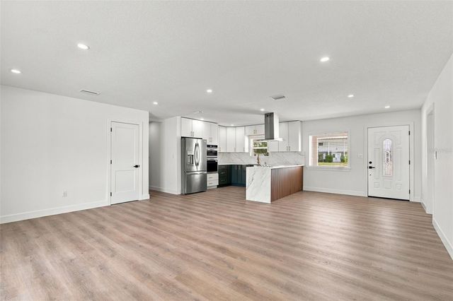 8725 THORNWOOD LANE, Tampa, FL 33615
