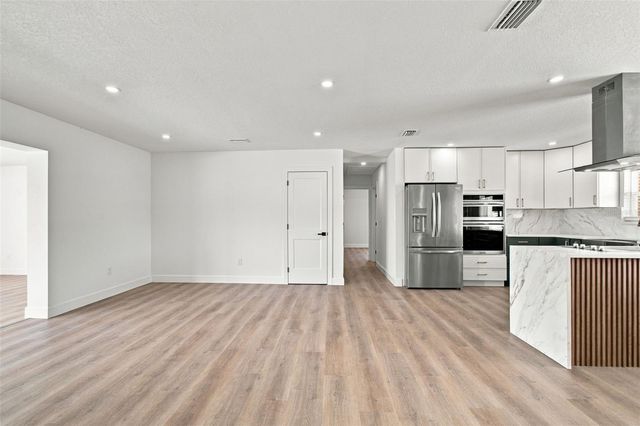 8725 THORNWOOD LANE, Tampa, FL 33615